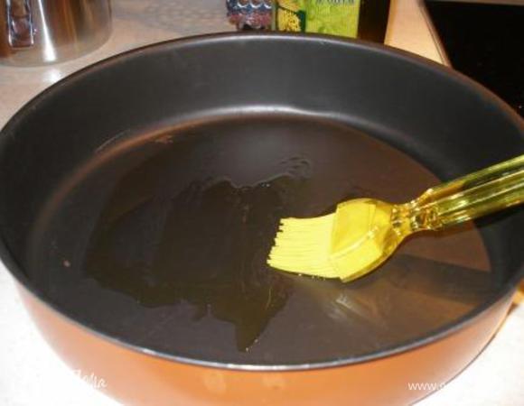 Форму смазать оливковым маслом и выложить в нее поленту. 