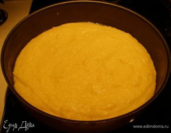 Подождать, пока остынет. Я приготовила поленту вечером, а на второй день ее жарила, - очень удобно.