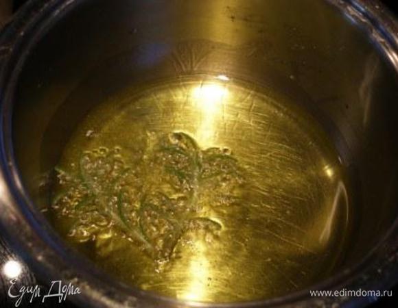 Если есть фритюрница, стоит воспользоваться ею. Поэтому я налила оливковое масло в кастрюлю. Когда масло нагрелось, положила туда на 20 секунд две веточки свежего розмарина, - это придаст блюду особый аромат.