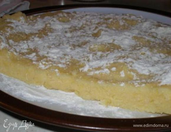 На большую тарелку я насыпала муку, выложила в нее поленту и сверху снова посыпала мукой, - при жарке она образует хрустящую корочку. В следующий раз я буду более щедро посыпать мукой;)