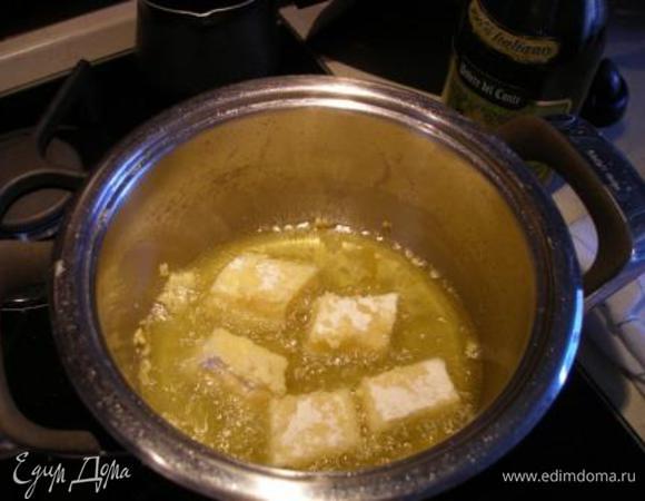 Порезать поленту на небольшие куски (а Джейми вообще советует "порвать") и обжарить с обеих сторон.