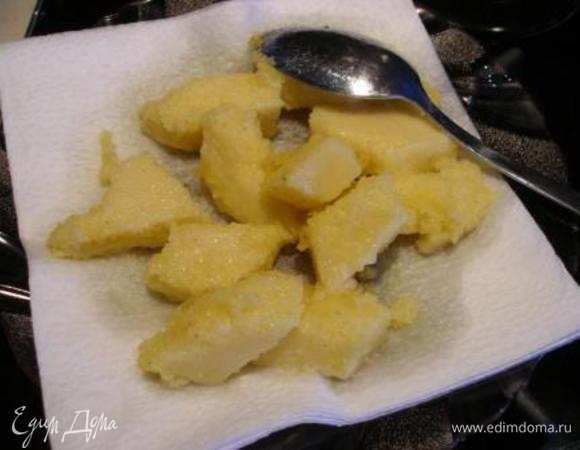 Выложить на бумажную салфетку, чтобы избавиться от лишнего жира. Кстати, полента его впитывает значительно меньше, чем жареная картошка.
Жареную поленту посолить, приправить травами по вкусу и посыпать пармезаном (я на радостях забыла). Ее можно есть саму по себе, а можно с тушеным мясом или жареными овощами. 