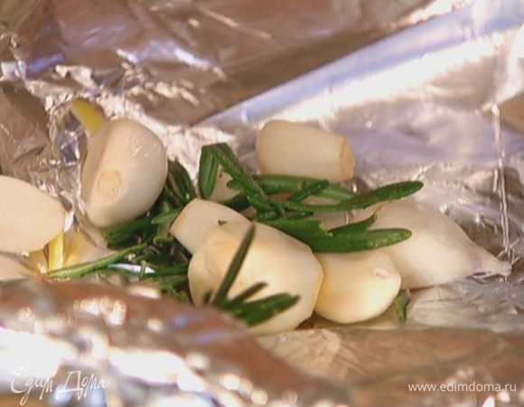 Зубчики чеснока почистить, выложить на лист фольги, добавить листья розмарина, слегка посолить, посыпать смесью перца и сбрызнуть оливковым маслом. Плотно завернуть края фольги и запекать чеснок в разогретой духовке около 15 минут, пока он не станет мягким.