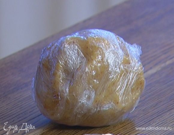 Приготовить тесто: предварительно охлажденное сливочное масло быстро порезать кубиками, добавить муку и порубить все в крошку, затем сделать углубление, влить 6–8 ст. ложек ледяной воды и вымешать тесто. Если необходимо, добавить еще ледяной воды. Сформировать из теста шар, завернуть в пищевую пленку и отправить в холодильник на 15–20 минут.