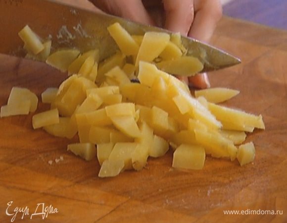 Картофель отварить в мундире, затем почистить и нарезать кубиками.