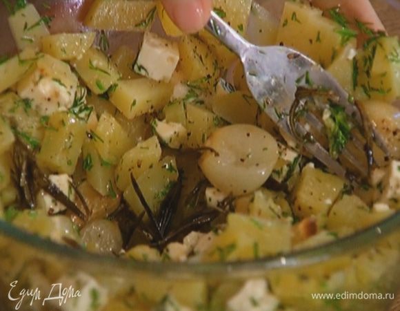 Приготовить начинку: смешать картофель с фетой, укропом, щепоткой соли и черного перца, добавить запеченный чеснок с розмарином и все вместе размять в пюре.