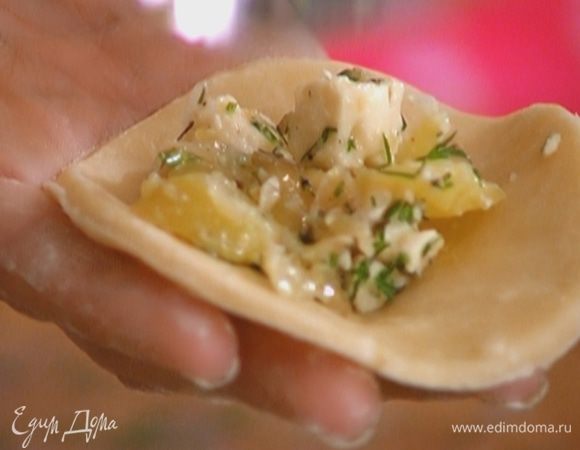 Рабочую поверхность присыпать оставшейся мукой, порциями раскатывать из теста небольшие лепешки 2–3 мм толщиной и стаканом вырезать из них кружки. В центр каждого кружка положить начинку и защипнуть края.