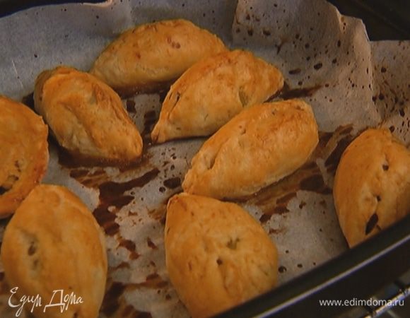 Понизить температуру в духовке до 190°С и выпекать пирожки 20 минут.