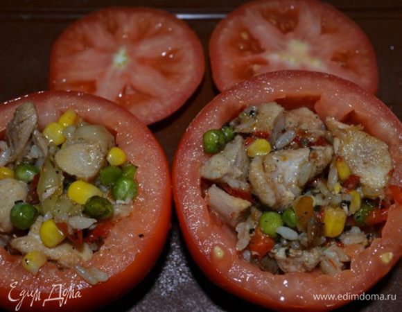 На сковородке обжарила кусочек курицы(грудинки),
добавляю смесь из горошка,кукурузы,рис,перец красный,лук,довожу до готовности....
наполняю помидор готовой начинкой...