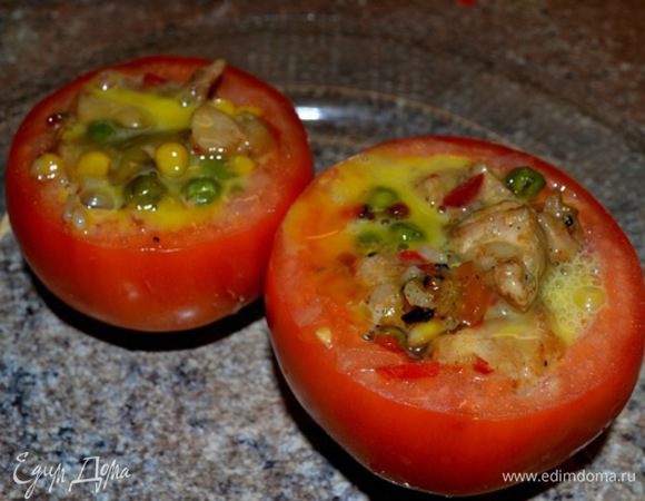 В нафаршированные помидоры вливаю яйцо...
ставлю в микроволновку на 3мин.или духовку..