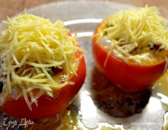 Посыпаю помидор тёртым сыром...
ставлю в микроволновку ещё на пару минут....до готовности....