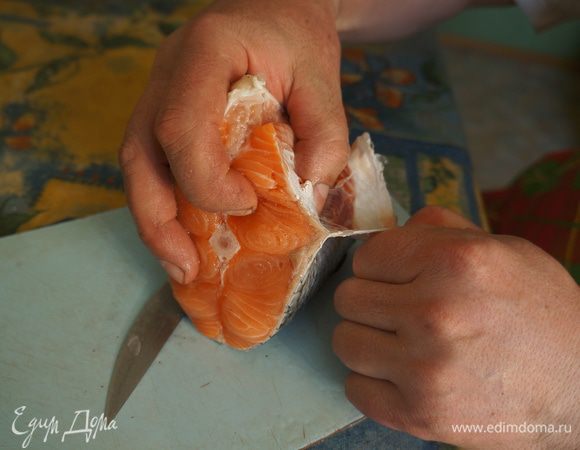 Обмыть рыбу, очистить от кожуры.