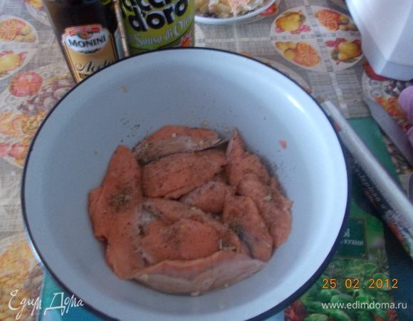 Сёмгу порезать на кусочки(как вам нравится). Замариновать в смеси масла,соевого соуса,бальзамика,Мелко порезанного чеснока и прованских трав.Посолить немножко,т.к. соевый соус тоже даёт соль.