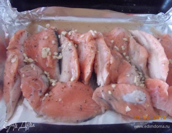 На противень положить большую полоску фольги.Выложить на неё рыбку,вместе с соусом, в котором она мариновалась.