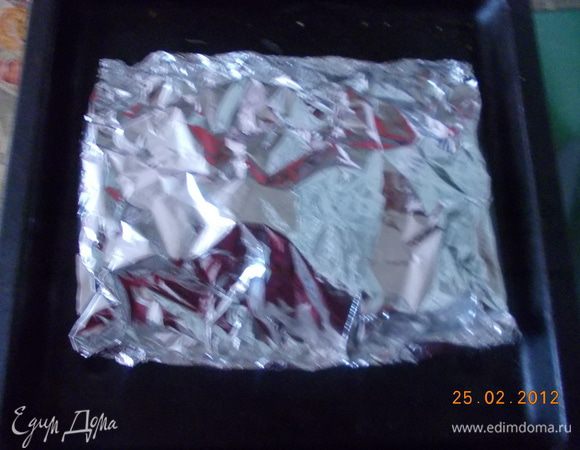 Закрепить хорошо фольгу в форме конверта.Отправить рыбку на 20-25 мин в духовку,при 250С.