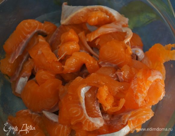 Порезать небольшими кусочками-полосочками. Уложить в посудину :)