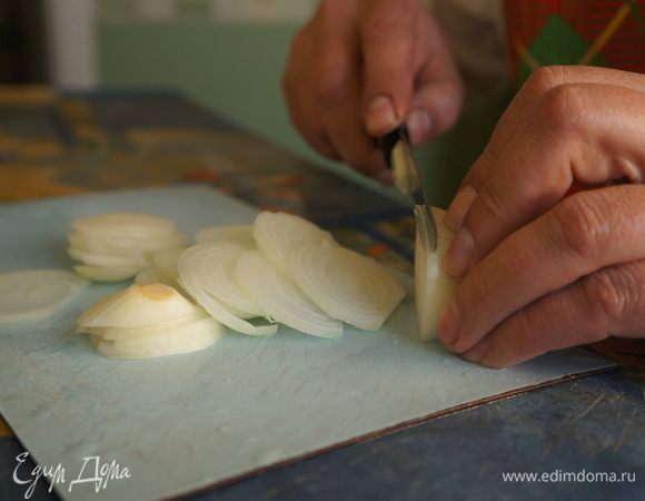 Очистить луковицы, порезать колечками.