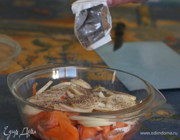 Обильно поперчить.