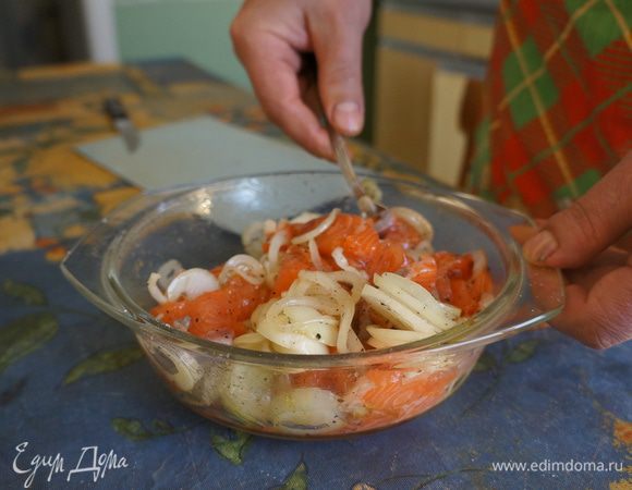 Полить оливковым маслом (около 100 мл) и хорошенько всё перемешать.