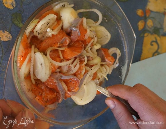 Убрать в холодильник мариноваться на 18-20 часов :)

Особенно хорошо получается в сочетании с подсушенным в духовке бородинским хлебом и творожным сыром)

 Приятного аппетита!
