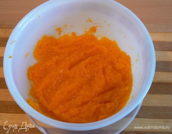 делаем клецки.:
тыкву режем на кусочки,запекаем в микроволновке до мягкости.Протираем через сито.