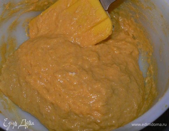 к тыкве добавляем яйцо,соль, муку.. тесто получается  достаточно липкое
Чайной ложечкой берем тесто и отправляем в кипящий суп..
 