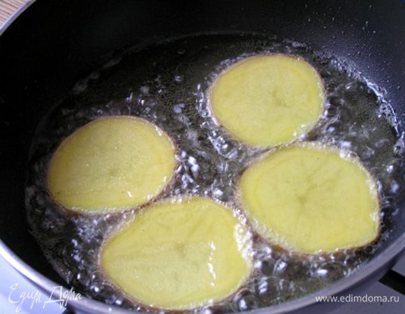 В том же масле обжарить картофель с двух сторон до румяной корочки (лучше выкладывать в один слой),