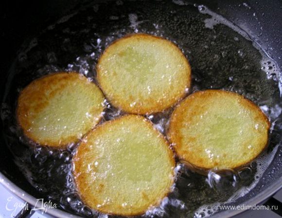 накрыть крышкой, потушить до мягкости. Выложить на подогретое блюдо, посолить, поперчить.