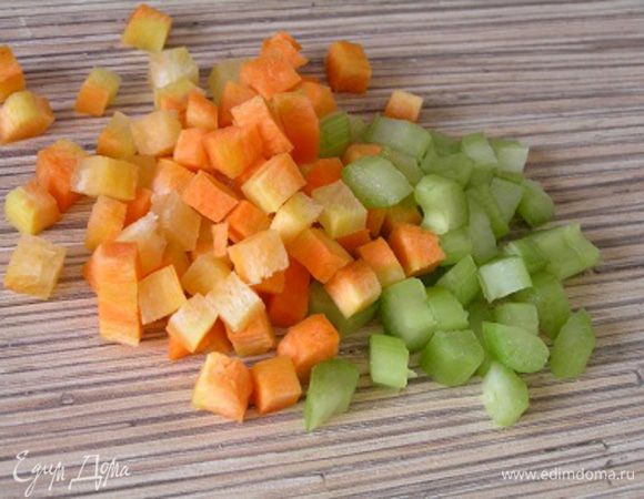 Нарезать морковь и сельдерей маленькими кубиками.