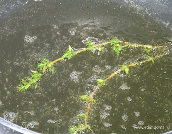 В сковороду добавить оставшееся масло, выложить 2-3 веточки тимьяна, обжарить 1-2 минуты, 