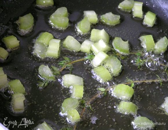 добавить нарезанный сельдерей, продолжая обжаривать,