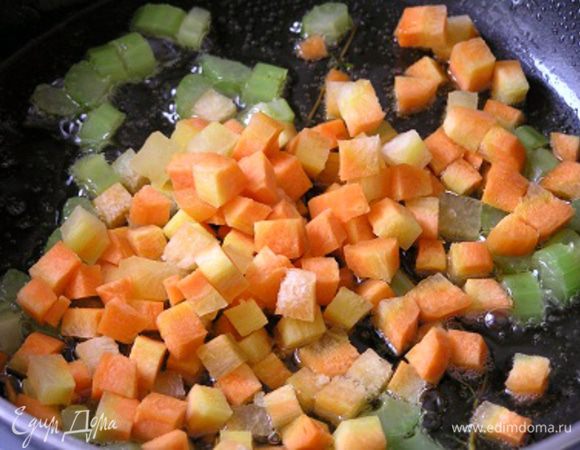 через 2 минуты добавить морковь, перемешать,