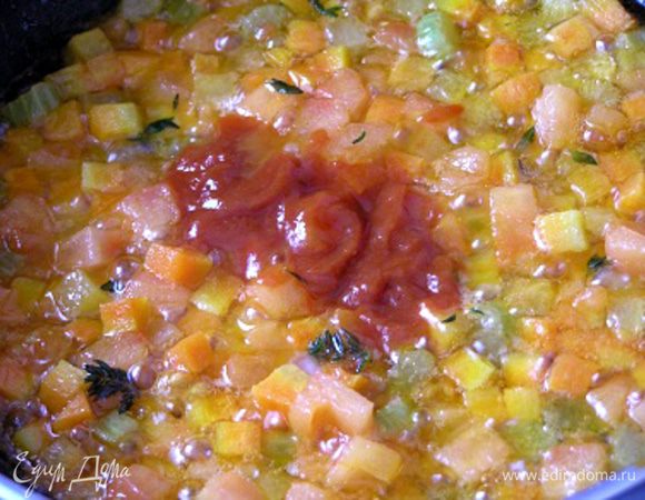 Затем влить томатную пасту смешанную со столовой ложкой воды, перемешать, тушить 3 минуты,