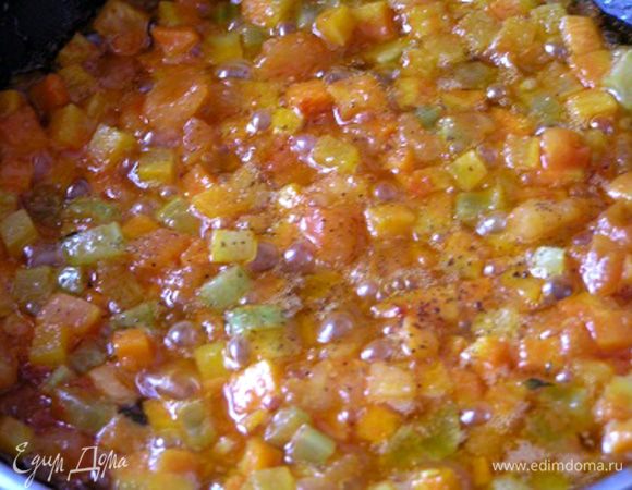 затем влить вино, увеличить огонь, дать выпариться спирту, посолить, поперчить, 