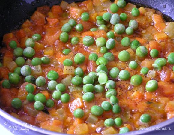 добавить зеленый горошек (можно не размораживать). Перемешать, тушить на среднем огне ещё 3-4 минуты.