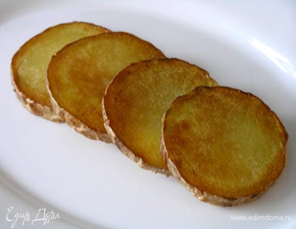 Картофель разложить по тарелкам,