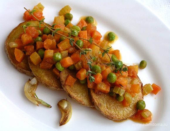 сверху выложить овощное рагу, украсить веточками тимьяна.