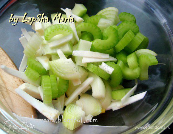 Нарежем сельдерей не очень мелко, лук тоже на крупные дольки. Корень сельдерея на полоски.