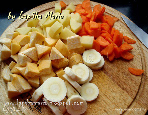 Остальные коренья порезать на кубики или треугольники. Совет: репу, пастернак, брюкву, картофель можно порезать разными фигурами, чтобы понимать что конкретно ешь, поскольку это коренья имеют схожий вкус. Так же картофель следует порезать чуть крупнее остальных корнеплодов, так как он готовиться немного быстрее.