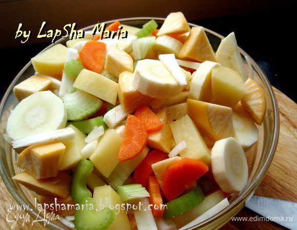 В отдельную миску сложить все ингредиенты и перемешать их, чтобы в каждом горшочке были разные корнеплоды. 