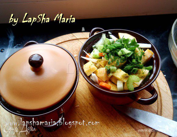 Разложить наши корнеплоды по горшочкам, посолить, добавить все остальные специи. Влить в каждый горшочек немного водички и присыпать сверху зеленью. Накрыть крышками. 