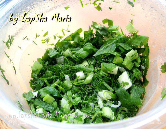 Совет: подруга мне подсказала, как всегда иметь в доме свежую зелень. Всё очень просто, её можно заморозить! Для этого зелень нужно хорошо помыть и обсушить с помощью специальной сушилки или просто разложив на полотенце. Затем нашинковать и сложить в контейнер. Убираем в морозилку, через час её можно перемешать и снова убрать. Поверьте, зелень сохраняет свежие ароматы и всю пользу. А главное, что она всегда под рукой.