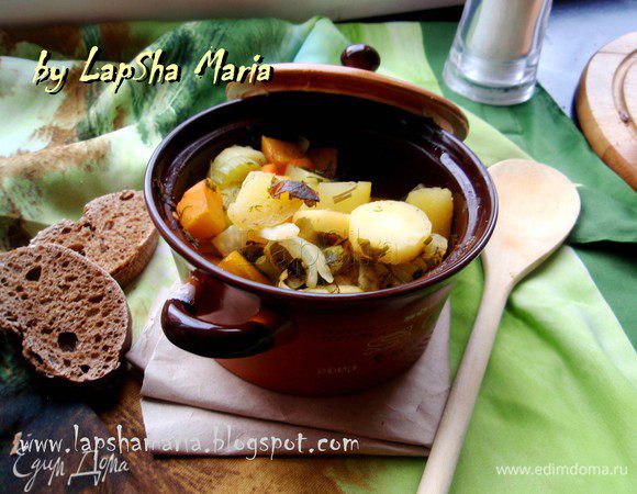 Ставим наши чудо-горшочки в духовку на 40-50 минут при температуре 180-200С. Готовое рагу подадим с кусочком свежего черного хлеба, а также можно добавить сметаны и зелени. Приятного аппетита и будьте здоровы! 