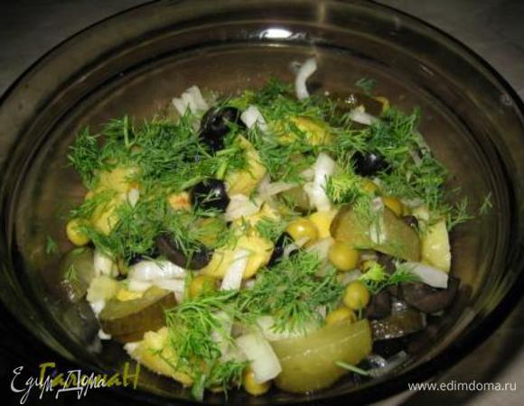 Картофель чистим и нарезаем большими кубиками. Луковицу - полукольцами, перекладываем в сито и ошпариваем. Огурчики - тоненькими полукольцами, маслины - четвертинками. Все соединяем, заправляем деревенским маслом, посыпаем укропом (или др. зеленью) и получаем удовольствие от простого и вкусного блюда!