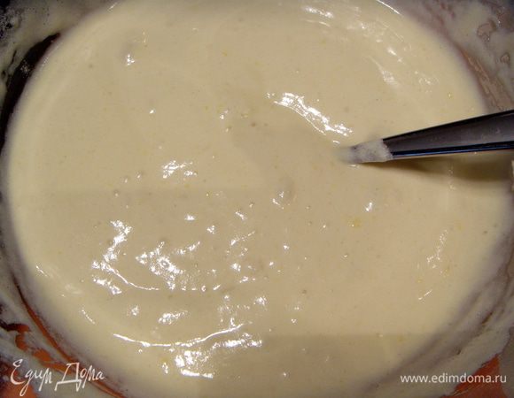 Соединить две смеси, всыпать просеянную муку и аккуратно перемешать.