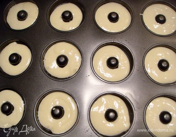 Форму для печенья смазать растительным маслом. Выложить тесто в новый полиэтиленовый пакет, отрезать небольшую часть уголка и заполнить форму наполовину.