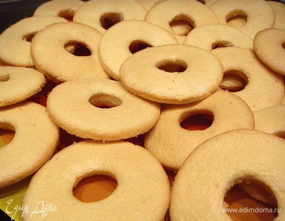 Выпекать при температуре 180 градусов 12 минут. Вынимать из формы горячими и остудить на горизонтальной поверхности.