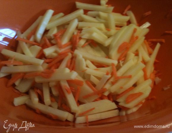 Картофель и морковь нарезать соломкой...