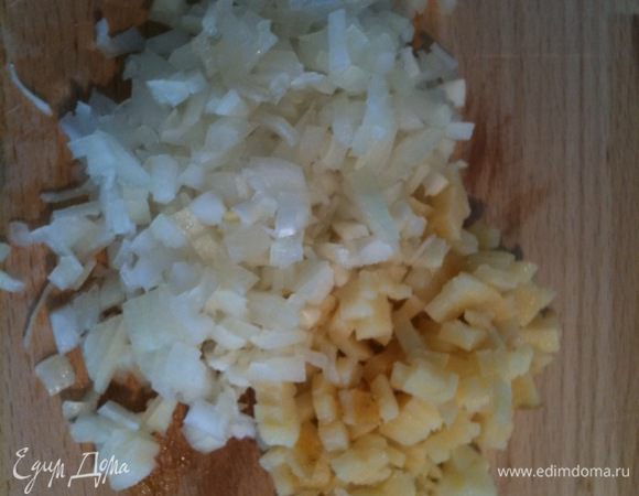 Лук и сало порезать мелкими кубиками (настолько мелкими, на сколько вы только можете)...