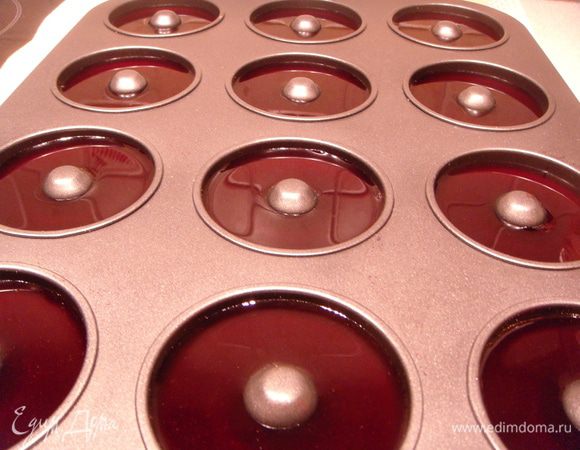 Желатин замочить в воде. Смородиновое варенье развести водой до нужной консистенции. Прогреть на огне. Процедить. Добавить желатин и залить в форму для печенья. Убрать в холодильник на 2-3 часа.